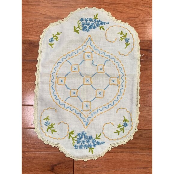 Vintage Embroidered Linen Doily with Floral Design & Crochet Edging 10x16 - Picture 9 of 10